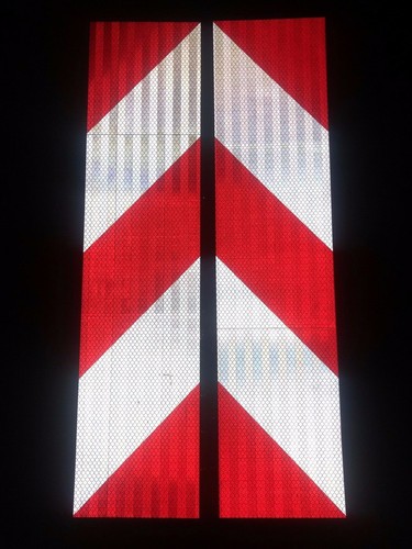 Rear warning sign chevron - sign,
