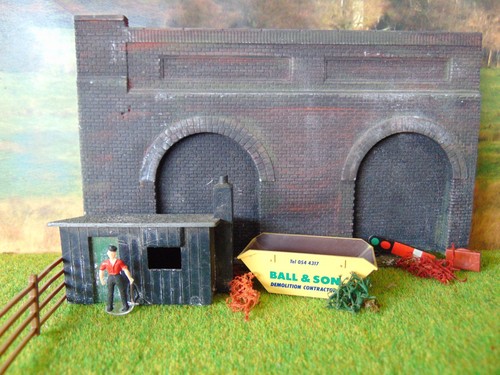 Model railway arches with - ~,