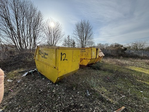 Enclosed skips - skips, ￼